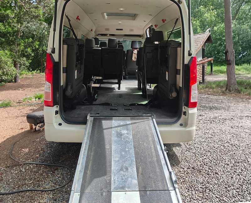 Interior de vehículo adaptado con rampa desplegada para el acceso de personas usuarias de silla de ruedas para turismo accesible en Argentina