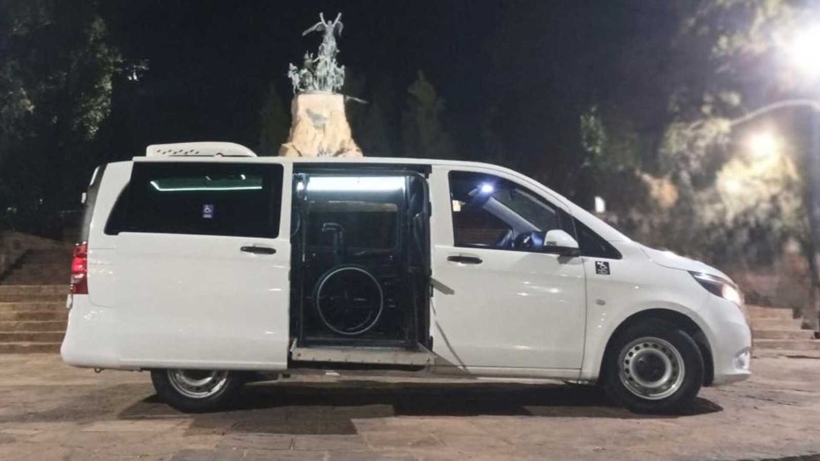Interior de transporte adaptado con espacio para personas usuarias de silla de ruedas