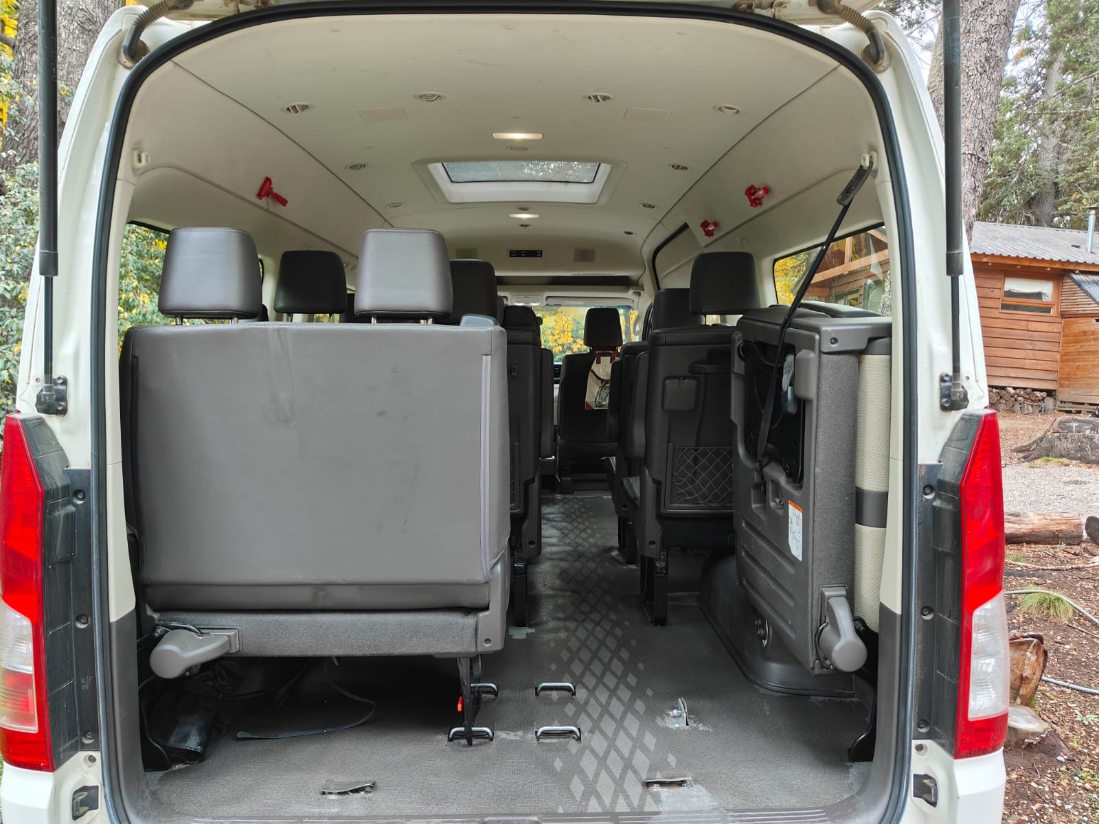 interior de camioneta adaptada