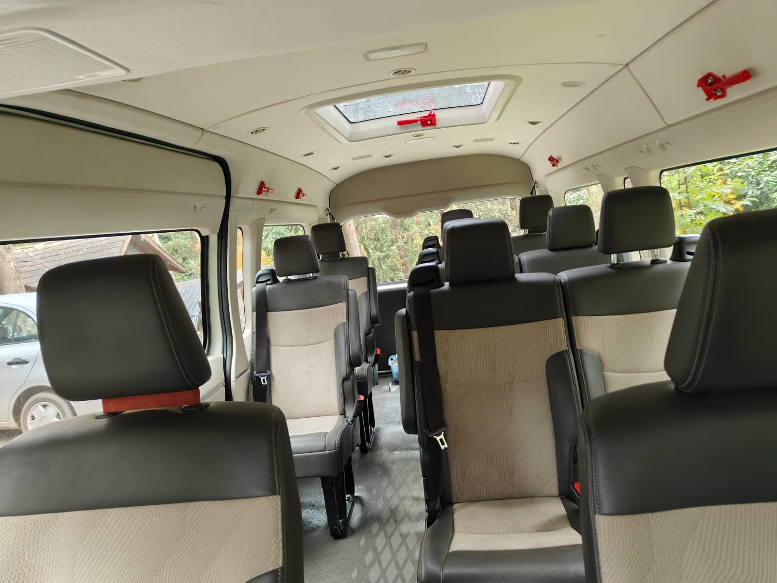 interior de la camioneta adaptada